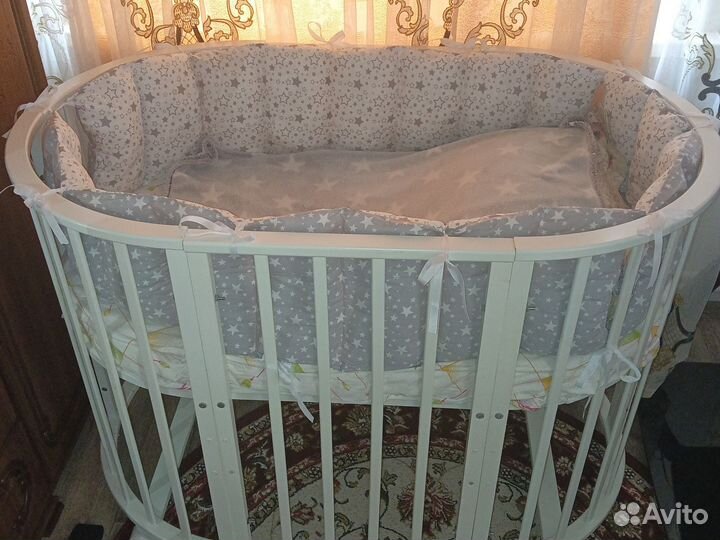 Детская кроватка с маятником