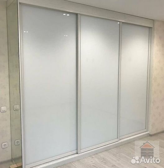 Зеркальный шкаф