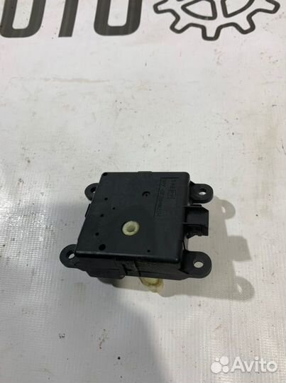 Моторчик заслонки отопителя Nissan Primera P12 1.6