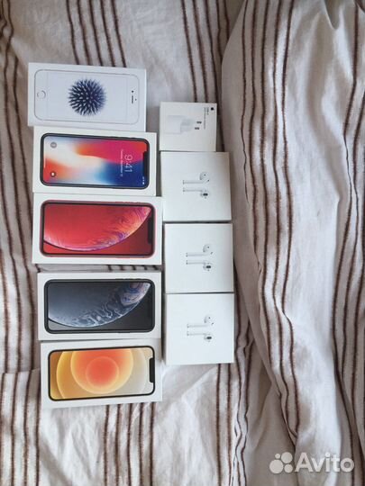 Коробки от разной продукции apple