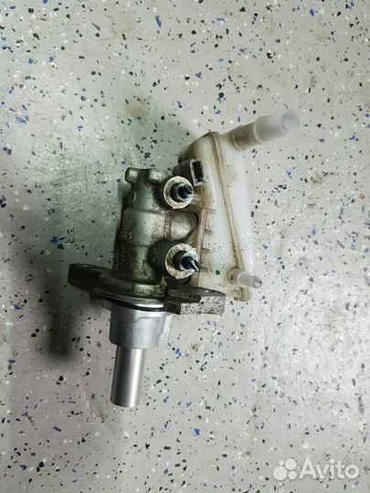 Главный тормозной цилиндр Ford Fiesta mk6