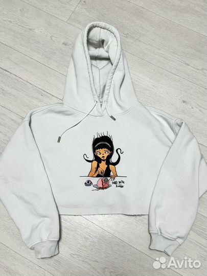 Укороченная белая толстовка с вышивкой