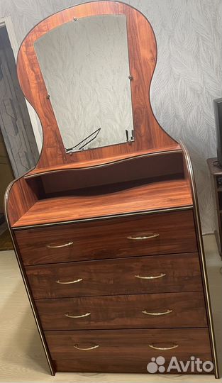 Комод с зеркалом