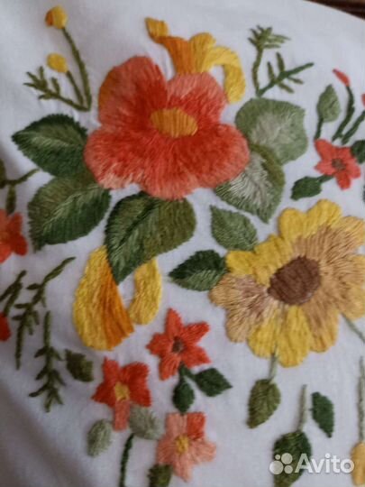 Вышивка ручной работы. Теневая гладь