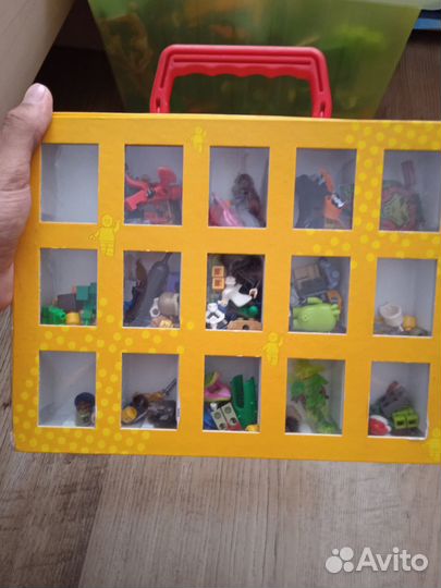 Коробка с лего(возможно там будут игрушки)