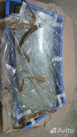 Лобовое стекло Mitsubishi pajero 4