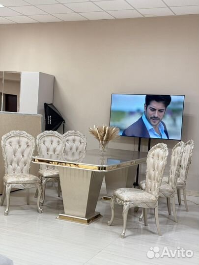 Стол и стулья