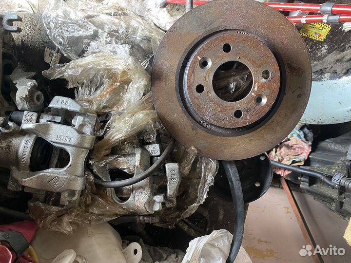 Суппорт в сборе правый рено сандеро 2