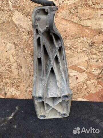 Кронштейн двигателя правый Land Rover Range Rover