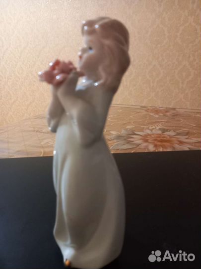 Статуэтка фарфоровая 