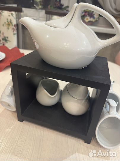 Заварочный чайник и кружки