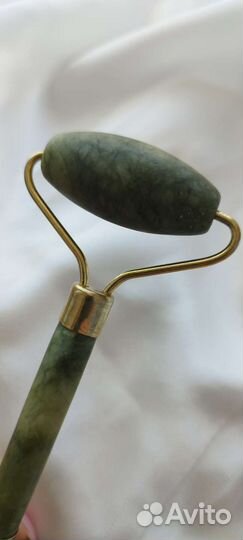 Нефритовый роликовый массажёр для лица гуаша