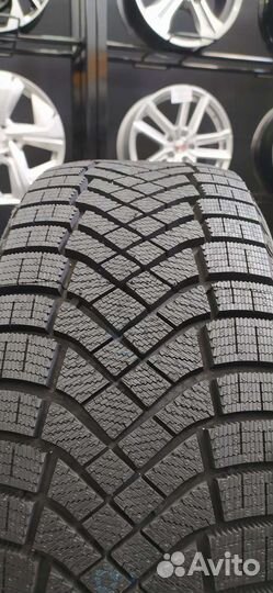 Pirelli Ice Zero FR 215/50 R17