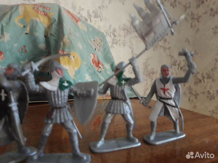 Солдатики 15шт. и киндоры