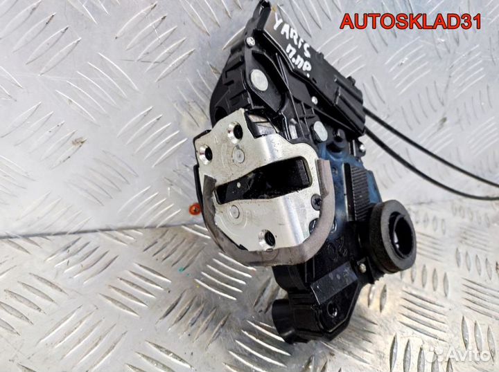 Замок двери передней правой Toyota Yaris