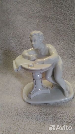 Фарфоровая статуэтка 