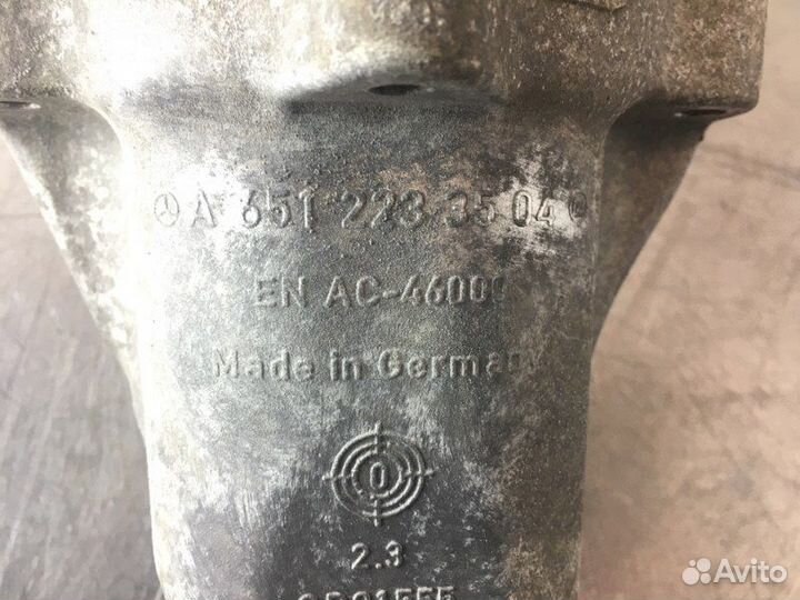 Кронштейн двигателя правый Mercedes C-Class W204