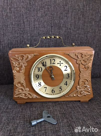 Настольные часы заводные