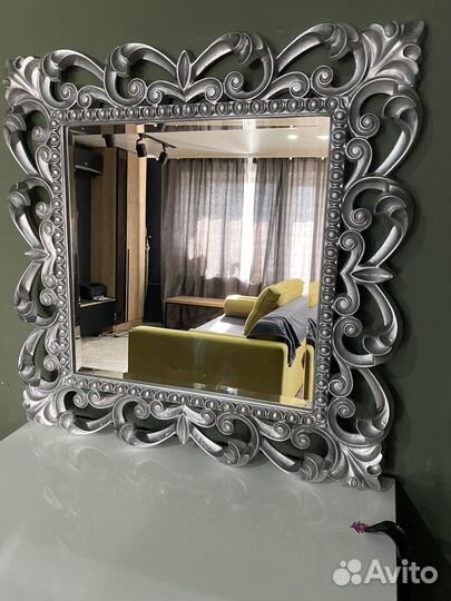 Красивое зеркало в винтажном стиле и картина