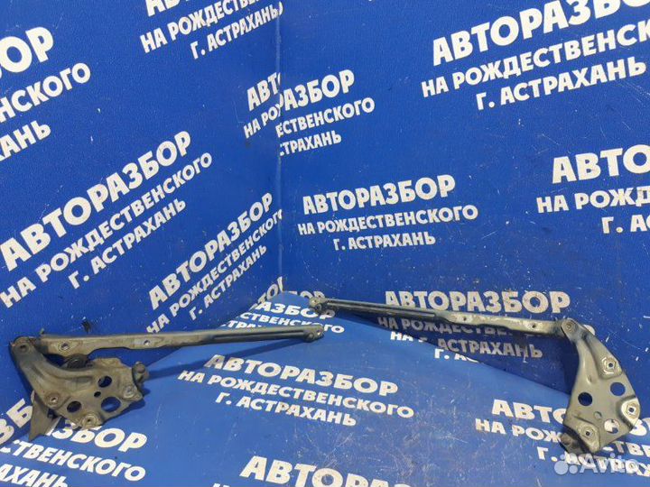 Петля капота Mercedes-Benz W210 седан 1999