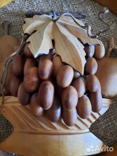 Резное панно из дерева