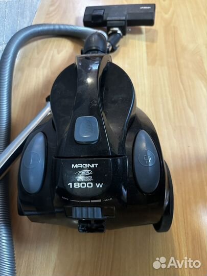Пылесос Magnit RMV-1636 на запчасти