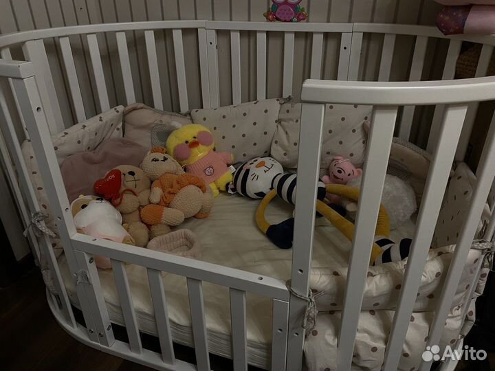 Детская кроватка с маятником белая