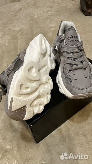 Кроссовки женские