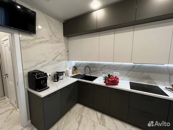 Угловая кухня на заказ. Фабрика в Омске