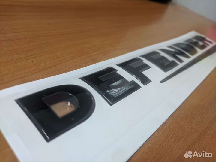 Надпись буквы Defender черная