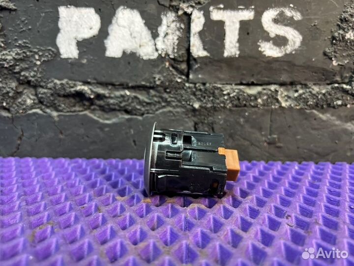 Кнопка старт-стоп Nissan Leaf AZE0-061302 EM57