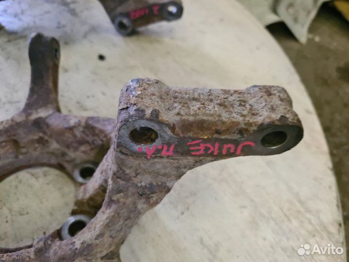 Кулак поворотный передний левый Nissan Juke F15