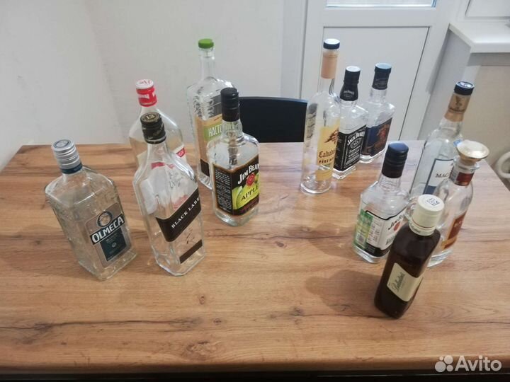 Стеклянные бутылки с крышками