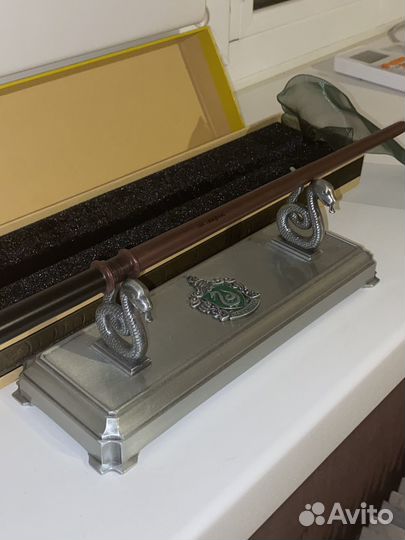 Палочка Драко Малфоя на подставке Слизерин