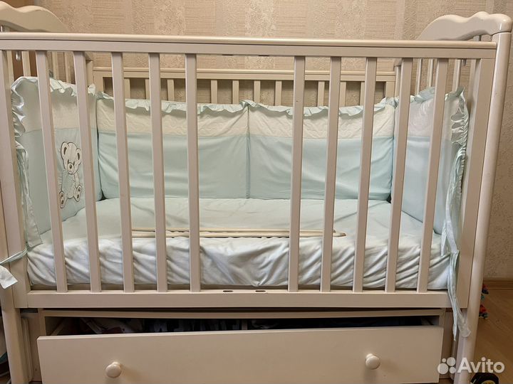 Детская кроватка с маятником, матрасом и бельем