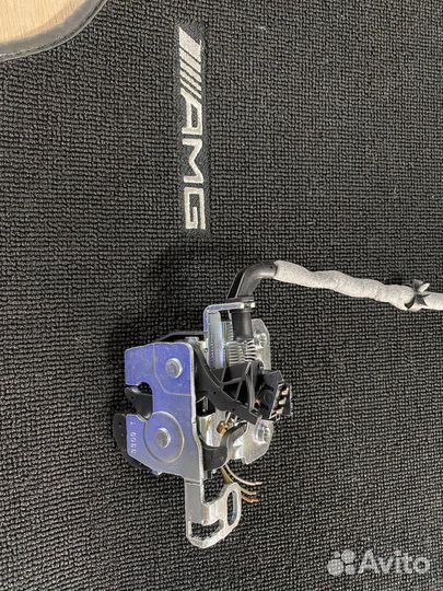 Замок спинки заднего сиденья Mercedes Benz