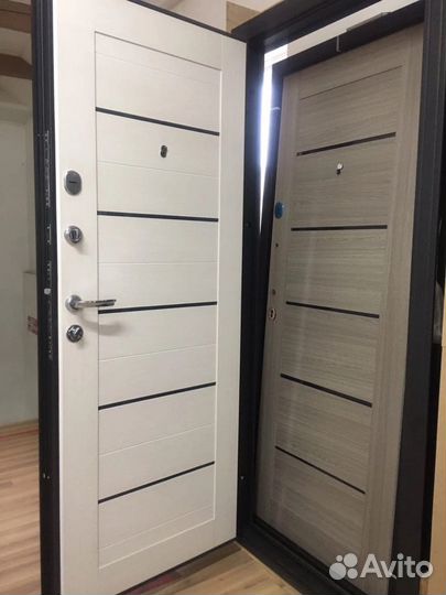 Дверь входная с зеркалом и без зеркала