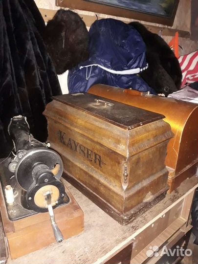 Старинное Зеркало и швейные машинки