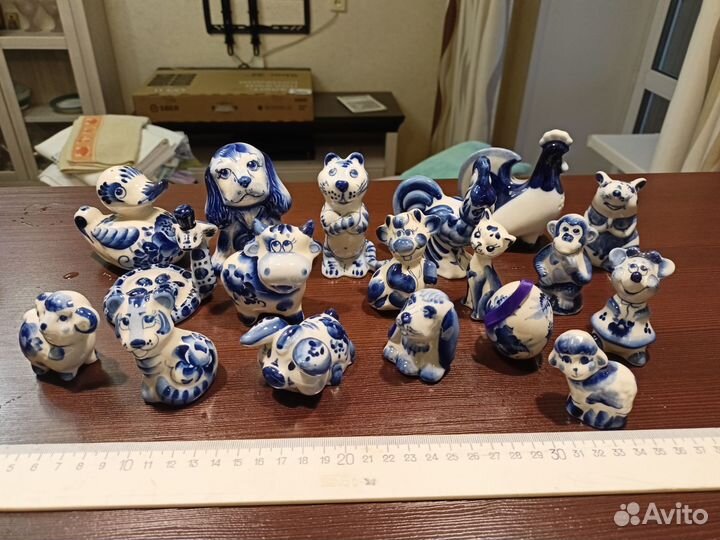 Фигурки и посуда Гжель