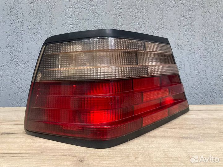 Фонарь задний левый Mercedes W124 230E M102