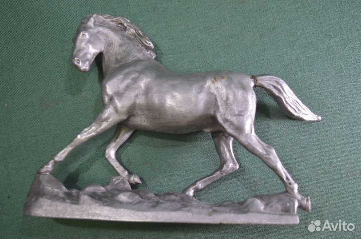 Статуэтка, фигурка металлическая 