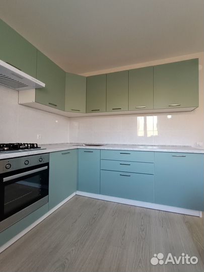 Угловая кухня зеленая