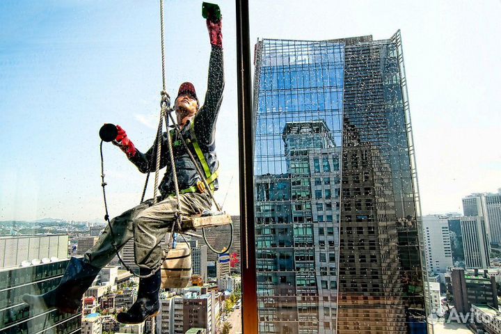 Мойка остекления, окон и фасадов альпинистами
