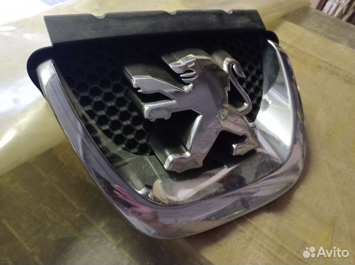 Эмблема передняя Peugeot 308