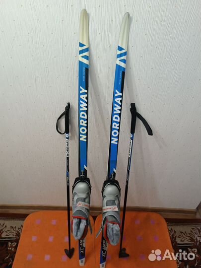 Лыжи, коньки, клюшки, шлемы