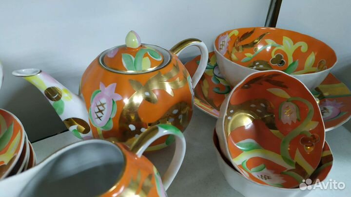 Сияющий антикварный чайный сервиз Золотой олень