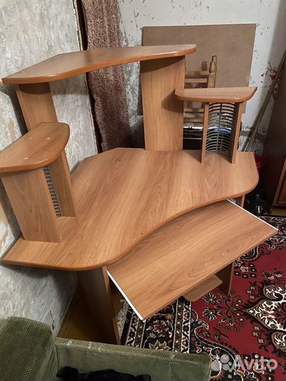 Компьютерный стол угловой с полками