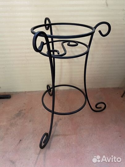 Металлическая подставка для цветов