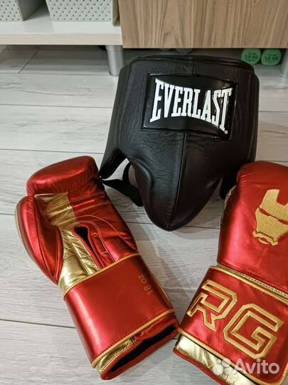 Боксерские перчатки 18 oz и бандаж