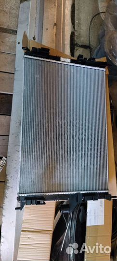 Новый оригинальный радиатор охлаждения Renault